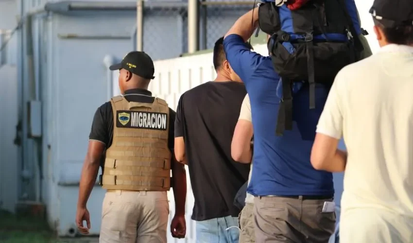 Los agentes condujeron al sujeto. 
