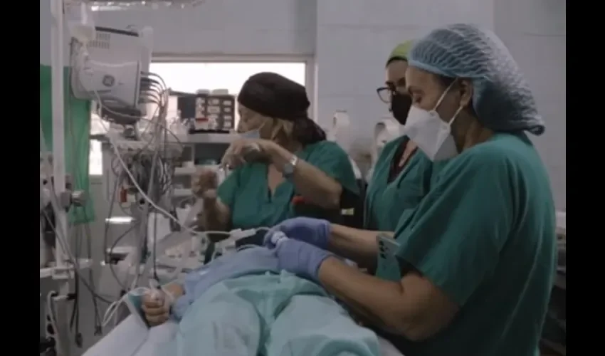 A lo largo de su carrera profesional ha realizado numerosos procedimientos complejos. Foto / Captura de pantalla de video Hospital del Niño.