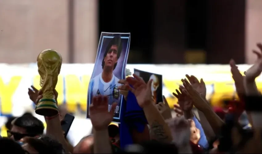 Fotografía de archivo en la que se ve a fanáticos de Diego Armando Maradona al visitar la capilla funeraria instalada en la Casa Rosada durante su velación en Buenos Aires (Argentina). EFE/Demian Alday Estévez