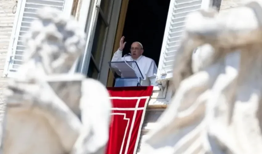 El Papa Francisco dirige la oración del Regina Caeli del domingo.- EFE/EPA /Massimo Percossi