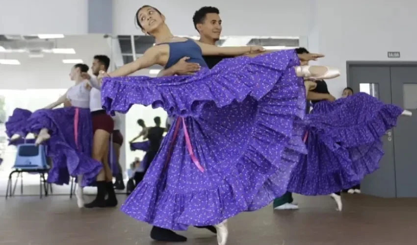 Bailarines del Ballet Nacional de Panamá durante una práctica, el 17 de Junio, en Ciudad de Panamá (Panamá). EFE/ Carlos Lemos