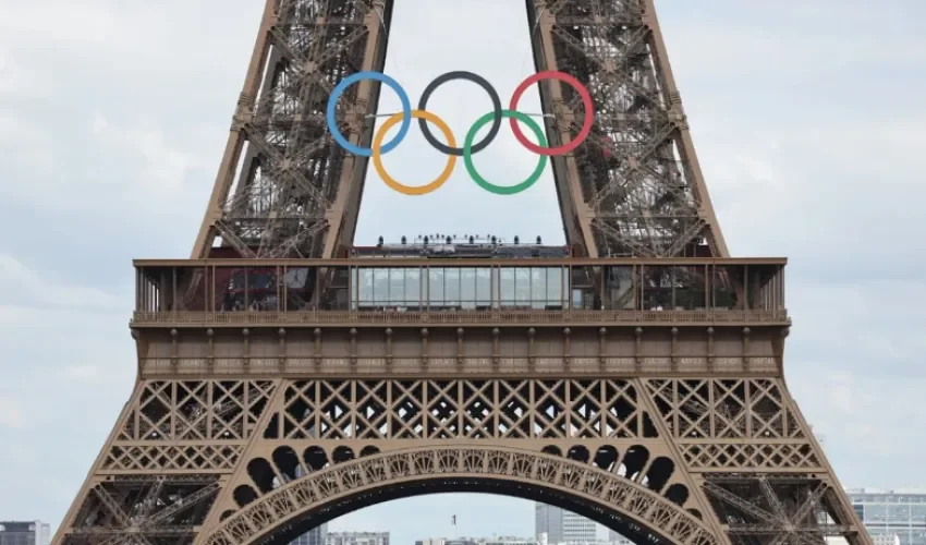 Fotografía de la Torre Eiffel con el símbolo de los Juegos Olímpicos. EFE/ Miguel Gutiérrez