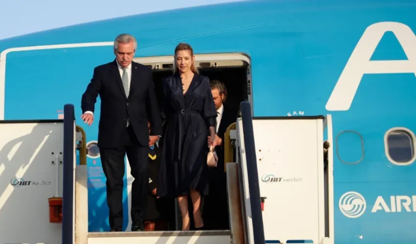 El expresidente de Argentina Alberto Fernández (i), junto a su expareja Fabiola Yáñez, en una fotografía de archivo. EFE/ Bienvenido Velasco