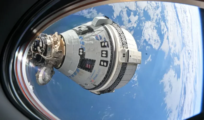 Fotografía sin fecha cedida por NASA tomada desde una ventana de la nave espacial SpaceX Dragon Endeavour donde se muestra a la cápsula Straliner acoplada al puerto delantero del módulo Harmony. EFE/Nasa