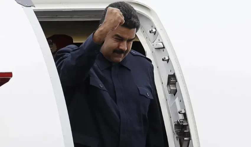 El presidente de Venezuela, Nicolás Maduro, desciende del avión presidencial, en una fotografía de archivo. EFE/Jeffrey Arguedas