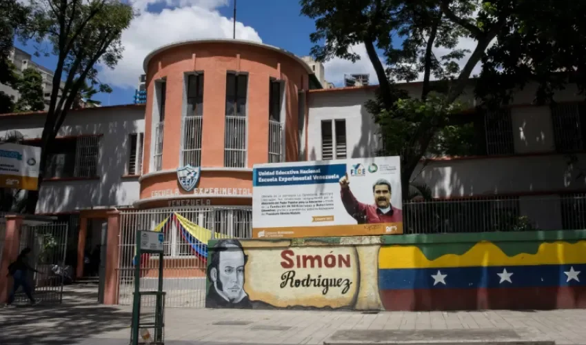 Fotografía del 10 de octubre del 2024 de la fachada de una escuela pública, en Caracas (Venezuela). EFE/ Miguel Gutiérrez