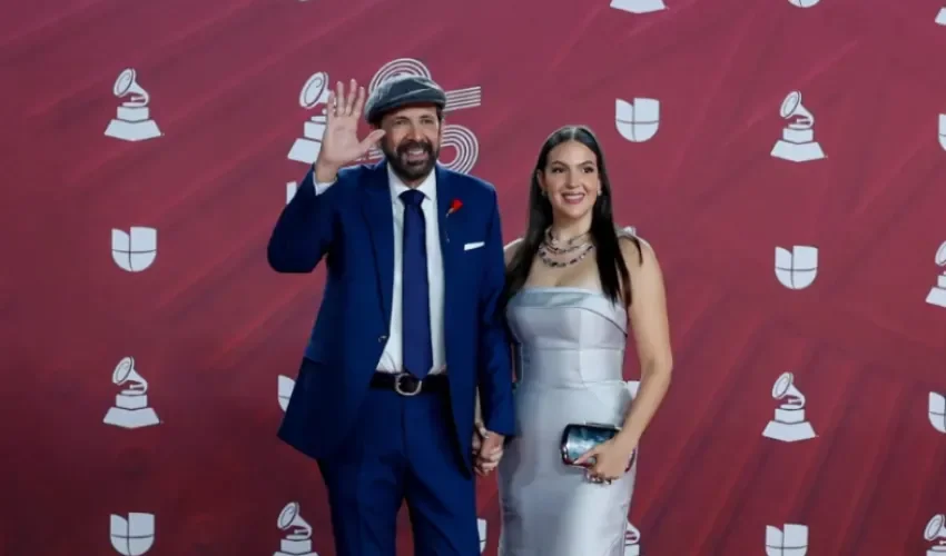 El cantante dominicano Juan Luis Guerra y su hija Pulina Guerra posan en la alfombra roja de la 25 entrega anual de los Premios Latin Grammy, en el Kaseya Center de Miami, Florida (Estados Unidos). EFE/ Eva Marie Uzcátegui 