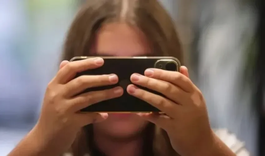 Una chica consulta su teléfono móvil en una fotografía de archivo. EFE/ J.M. García