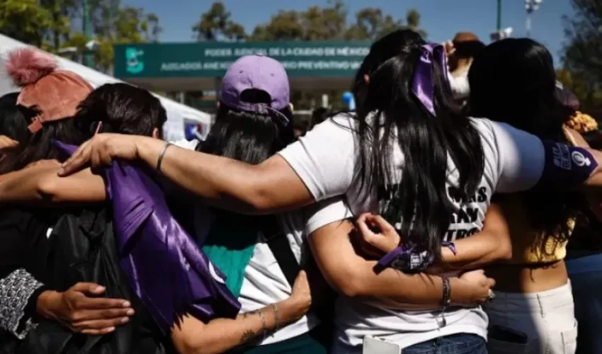 Mujeres pertenecientes a colectivos feministas protestan en la entrada del Reclusorio Oriente en la Ciudad de México (México). EFE/Sáshenka Gutiérrez