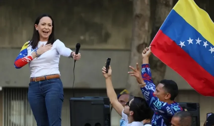 La líder antichavista María Corina Machado saluda a sus seguidores este jueves, en una manifestación en Caracas (Venezuela). EFE/ Miguel Gutiérrez