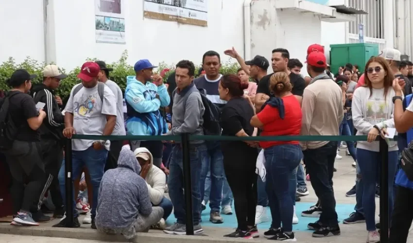 Migrantes, en su mayoría venezolanos, hacen fila en una estación migratoria en el municipio de Tuxtla Gutiérrez (México). EFE/ Carlos López