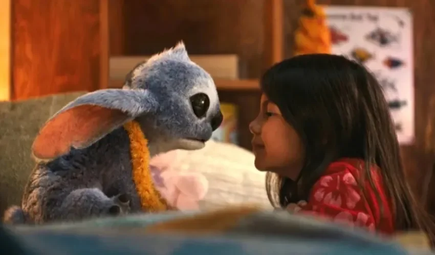 Fotograma cedido por Disney donde aparece Maia Kealoha como Lilo (d) y el personaje Stitch en una escena de la película 'Lilo & Stitch'. EFE/Disney