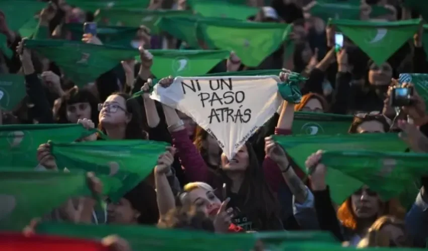 Miles de mujeres marcharon en 2023 durante el Día de Acción por la Despenalización del Aborto, en Buenos Aires (Argentina). EFE/ Enrique Garcia Medina