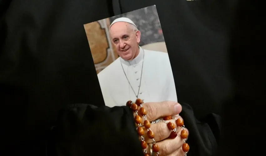 Una monja sostiene una imagen del Papa Francisco y un rosario mientras los fieles asisten a una oración del Rosario por la salud del pontífice en la Plaza de San Pedro este lunes, en la Ciudad del Vaticano. EFE/EPA/ALESSANDRO DI MEO