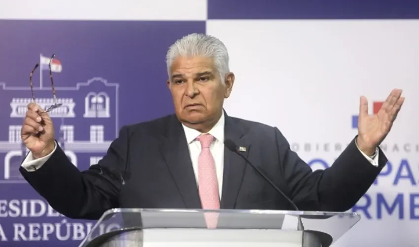 El presidente de Panamá José Raúl Mulino, habla durante una conferencia de prensa, en una fotografía de archivo. EFE/Carlos Lemos