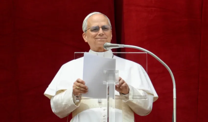 El papa León XIV dirigiendo la oración del Regina Caeli desde el balcón central de la Basílica de San Pedro en la Ciudad del Vaticano, el 11 de mayo de 2025. EFE/