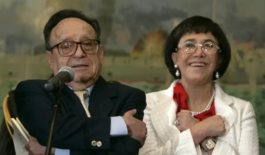 El célebre actor mexicano Roberto Gómez Bolaños, "Chespirito" (q.e.p.d.), acompañado por su esposa, la también actriz Florinda Meza (d). Fotografía de archivo. EFE/Paolo Aguilar