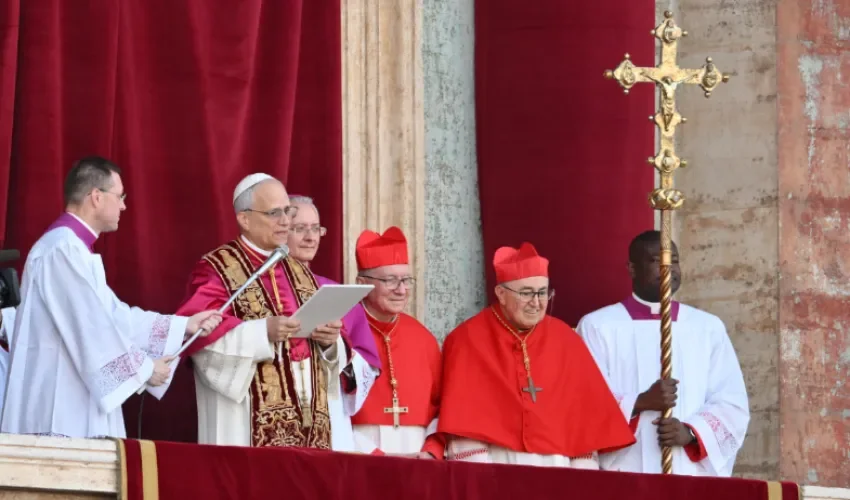 El recién elegido Papa León XIV (2-i), el cardenal Robert Francis Prevost de los EE. UU., se dirige a los fieles desde la logia central de la Basílica de San Pedro, Ciudad del Vaticano. Foto: EFE