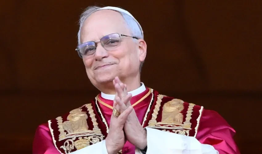 El recién elegido Papa León XIV, el cardenal Robert Francis Prevost de los EE.UU., bendice a los fieles desde la logia central de la Basílica de San Pedro, Vaticano./Foto: EFE