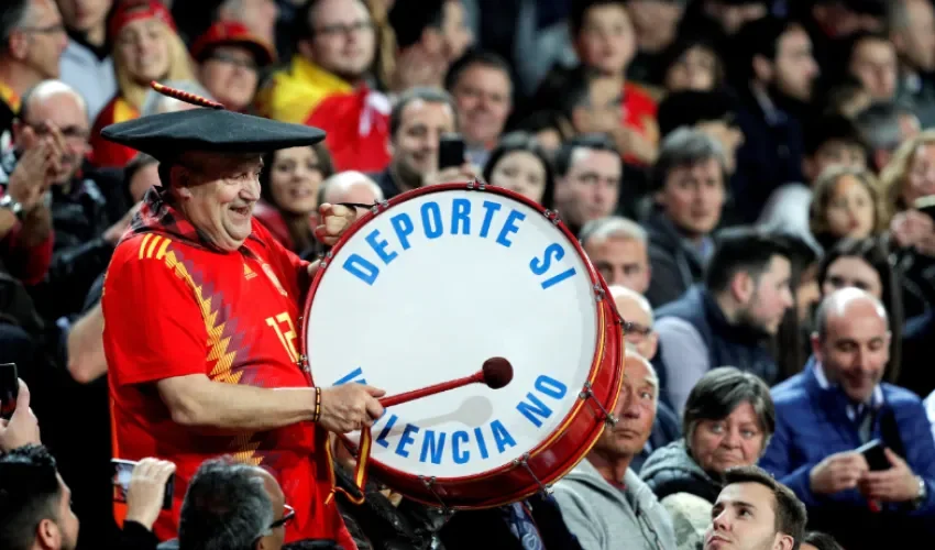 Manuel Cáceres Artesero, seguidor de la selección de fútbol conocido como Manolo 'el del Bombo', que ha fallecido este jueves. EFE/Archivo/Kai Försterling