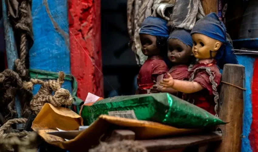 Fotografía de objetos en un altar durante una ceremonia vudú, realizada la madrugada del 9 de mayo de 2025 en Montagne Noir (Haití). EFE/ Mentor David Lorens