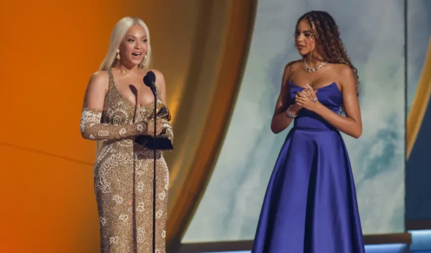 Fotografía de archivo de la cantante estadounidense Beyonce con su hija Blue Ivy (d) durante los Premios Grammy. EFE/CAROLINE BREHMAN