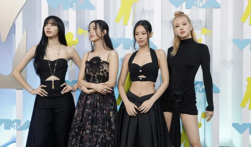 Lisa, Jisoo, Jennie y Rose (de izq. a der.), en la alfombra roja de los MTV Video Music Awards, en Nueva Jersey, EE.UU.. EFE