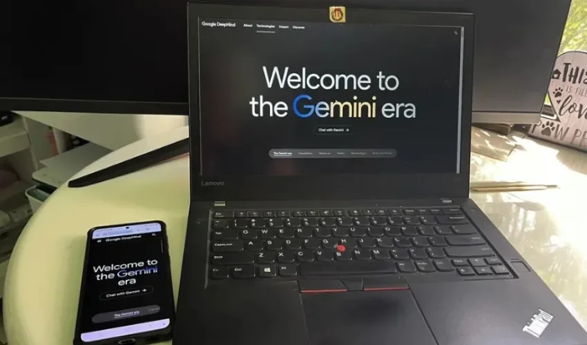Fotografía de archivo de un computador abierto en la página de entrada de Gemini, el chatbot con inteligencia artificial (IA) de Google. EFE/ Latif Kassidi