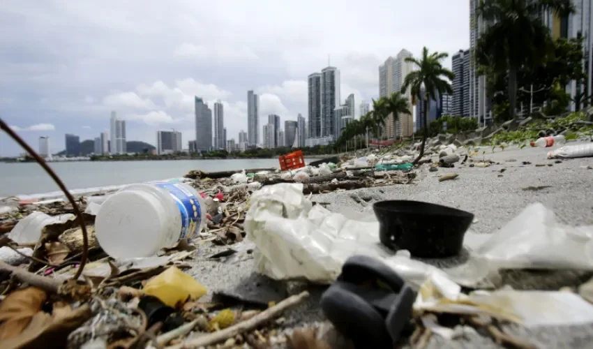 Plásticos acumulados en la Cinta Costera del 05 de agosto de 2025 en la bahía de Ciudad de Panamá (Panamá). Foto: @EFE