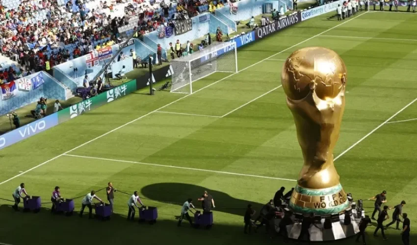Un trofeo gigante de la Copa del Mundo, en una imagen de archivo. EFE/EPA/Rolex dela Pena