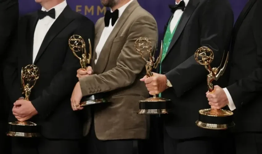 Fotografía de archivo de estatuillas de los premios Emmy. EFE/Allison Dinner