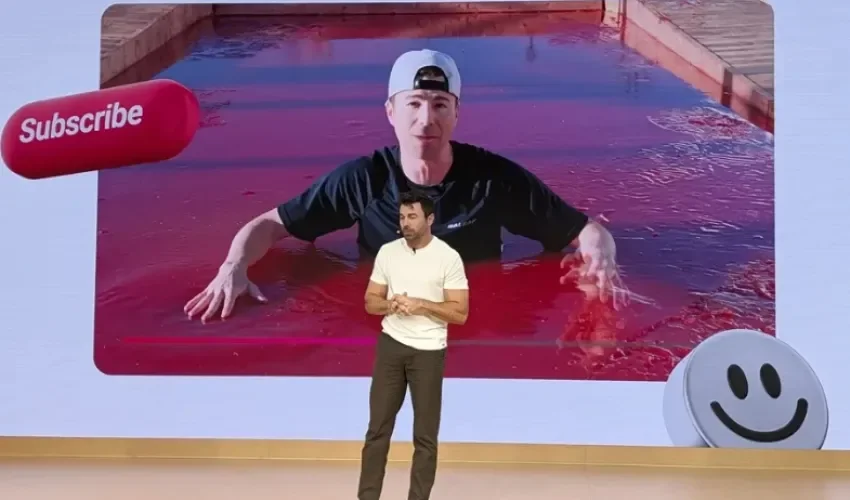 El youtuber e ingeniero estadounidense Mark Robe habla frente a una pantalla durante el evento ‘Made on YouTube’ celebrado en Nueva York (EE.UU.). EFE/Sarah Yáñez-Richards