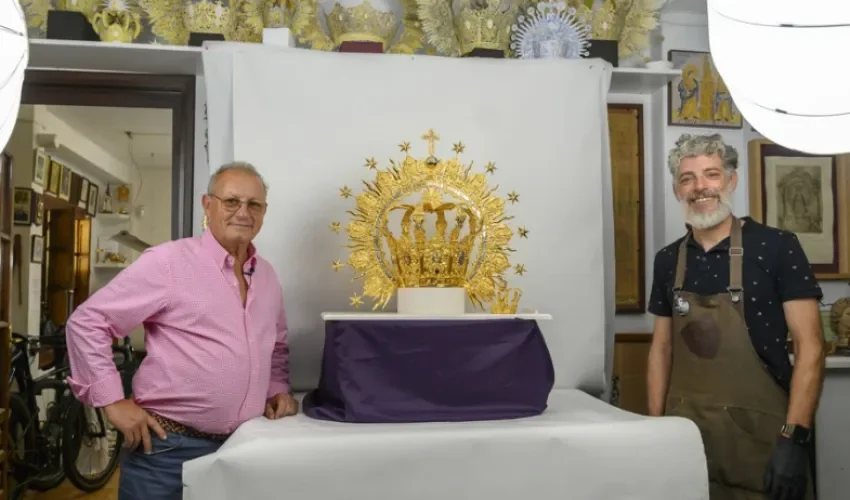 El orfebre sevillano Fernando Marmolejo (i) y su hijo José Luis, junto a la Corona con que se ha coronado e la Virgen de La Antigua de Panamá este martes. Fotos: EFE.