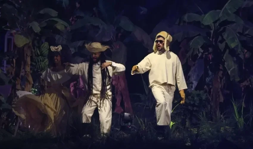 Fotografía de archivo del artista puertorriqueño Bad Bunny (d). EFE/Thais Llorca