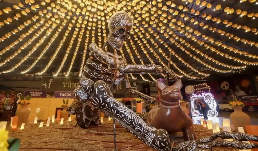 Fotografía de una calavera monumental, en el municipio de Atlixco, en Puebla (México). EFE/ Hilda Ríos Fotografía de una calavera monumental, en el municipio de Atlixco, en Puebla (México). EFE/ Hilda Ríos