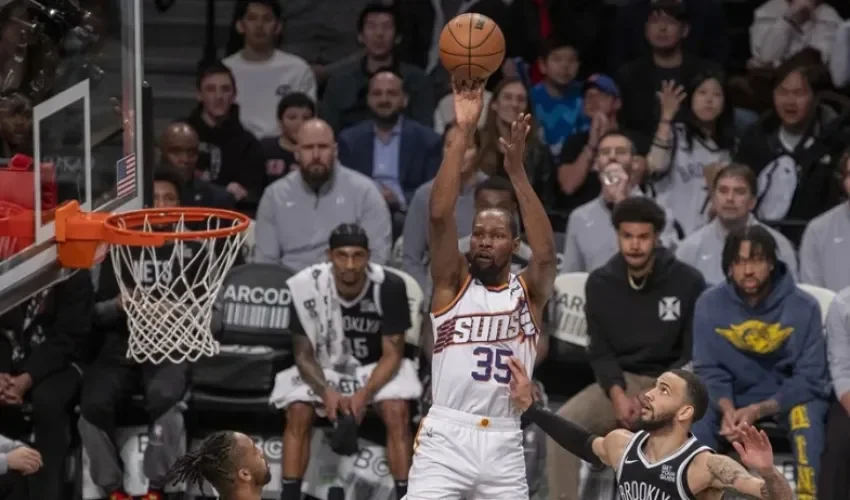 Fotografía de archivo de Kevin Durant (c) de Phoenix Suns lanzando un balón durante un juego de la NBA entre Brooklyn Nets y Phoenix Suns en el Barclays Center en Nueva York (EE.UU.). EFE/ Ángel Colmenares