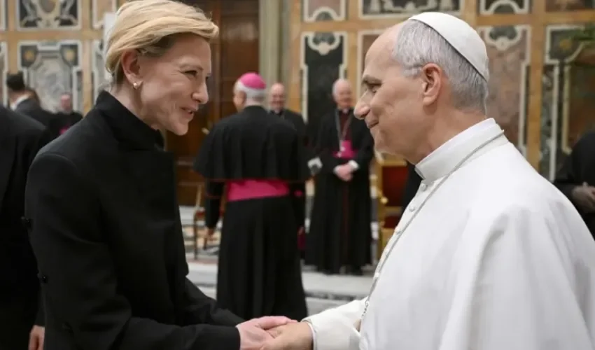 El papa León XIV saluda a la actriz y productora australiana Cate Blanchett durante una audiencia especial con el mundo del cine, este sábado en el Vaticano. EFE/EPA/Vaticano