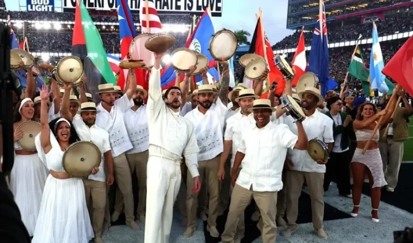El cantante puertorriqueño Bad Bunny durante su actuación en el descanso del Super Bowl en Santa Clara, California, Estados Unidos. EFE/ Acoustyle