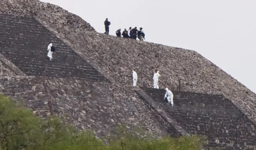 Peritos forenses y personal de la policía resguardan la zona donde se registró un ataque con arma de fuego, el 20 de abril de 2026, en la zona arqueológica de Teotihuacán (México). EFE/ Madla Hartz