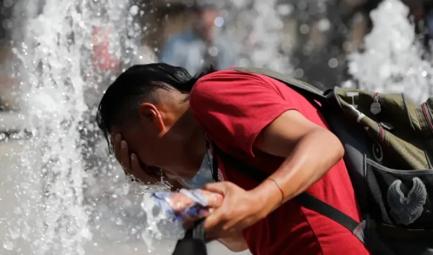 Un hombre se refresca en una fuente debido a las altas temperaturas este jueves en Ciudad de México (México). EFE/Mario Guzmán/ Archivo