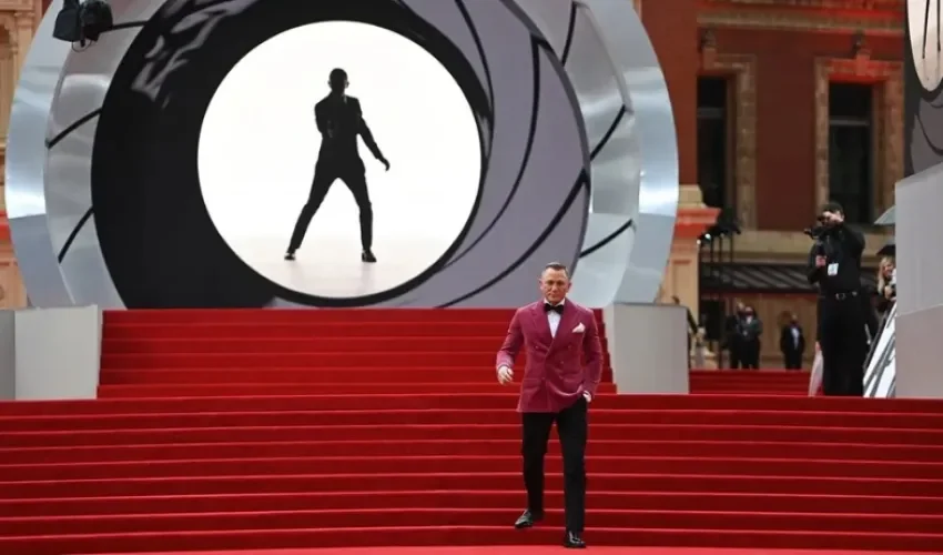 El actor británico Daniel Craig interpretando el papel de James Bond en una fotografía de archivo. EFE/ Neil Hall