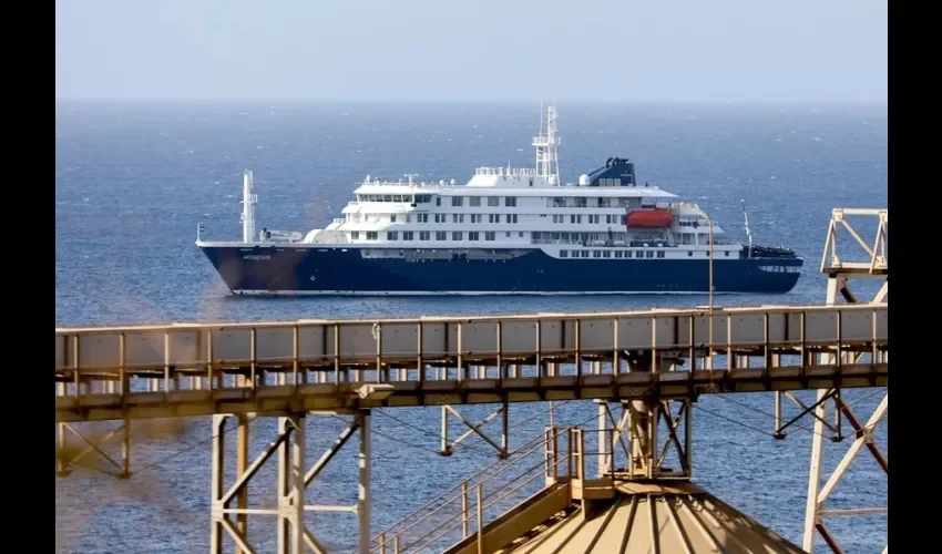 Imagen del crucero holandés MV Hondius, anclado frente a la costa de la ciudad de Praia, Cabo Verde. EFE/ Elton Monteiro
