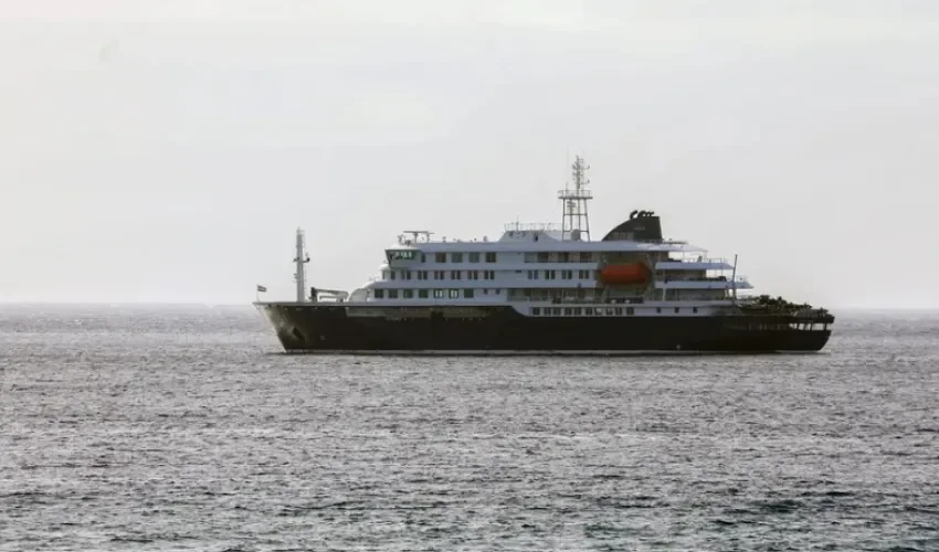 El crucero MV Hondius cuando estaba fondeado frente a la costa de Praia, en Cabo Verde. EFE/EPA/Elton Monteiro