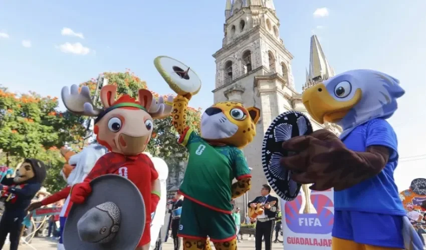 Las mascotas de la Copa Mundial de la FIFA 2026, Zayu (c), Clutch (d) y Mapple se presentan este miércoles, en el centro histórico de Guadalajara (México). EFE/ Francisco Guasco