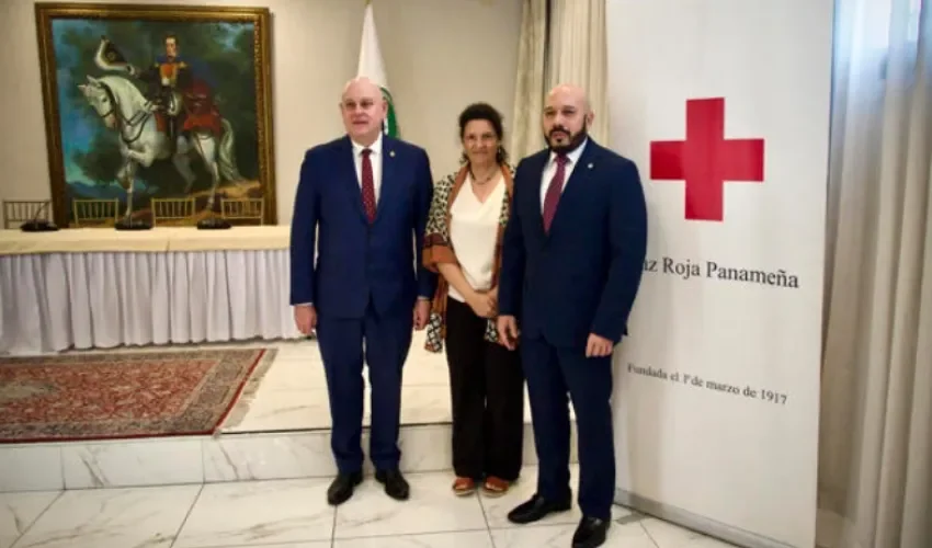 Carlos Guevara Mann, Itziar González Camacho, y Elías Solís. Foto: EFE.