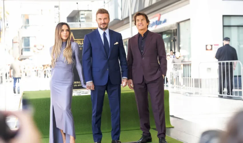 El exfutbolista británico David Beckham (c) fue captado, este 12 de junio, al posar junto a su esposa, la cantante Victoria Beckham (I), y el actor estadounidense Tom Cruise (2), durante una ceremonia en la que fue distinguido con una estrella en el Paseo de la Fama de Hollywood, en Los Ángeles (CA, EE.UU.). EFE/Ted Soqui