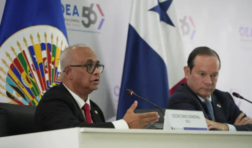 El secretario general de la Organización de los Estados Americanos (OEA), Albert R. Ramdin (i) junto al canciller de Panamá, Javier Martínez Acha. Foto: EFE.