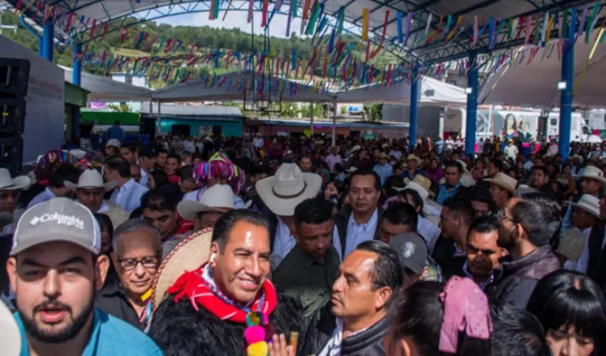 El gobernador de Chiapas, Eduardo Ramírez (c-i), abandona un acto protocolario debido a un sismo de 7.4, registrado este viernes en el municipio de Chenalhó en Chiapas (México).  Foto: EFE.