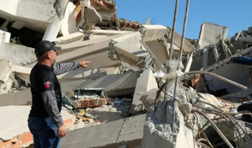 Francisco Bastardo padre de Fabio, el niño atrapado bajo las ruinas del edificio Tahiti, reacciona este martes en La Guaira (Venezuela). Foto: EFE.
