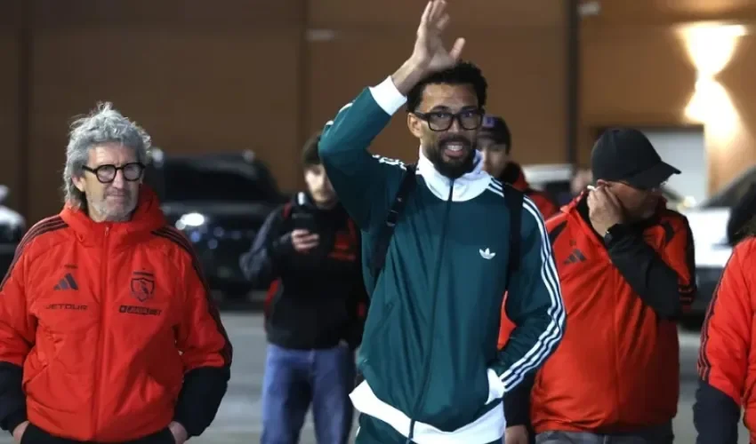 El portero titular de la selección de Cabo Verde, Josimar José Évora Dias 'Vozinha' saluda a su llegada este domingo, en el aeropuerto Arturo Merino Benítez en Santiago (Chile). EFE/ Elvis González